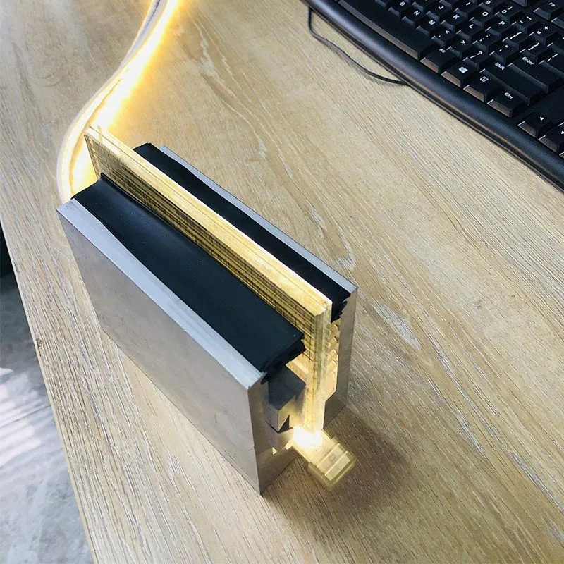 Aluminum Frameless U Channel Spigot Deck Glass Railing - HIHAUS