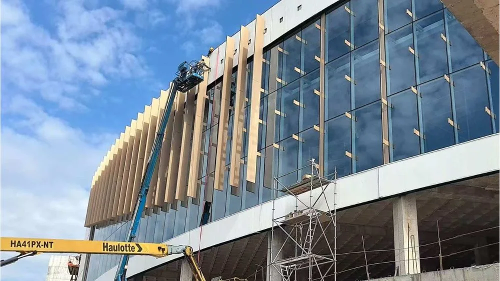 Curtain wall and aluminum fin facade during installation - HIHAUS project photo
