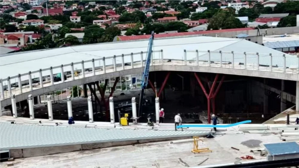 Skylight roof structure with varying slopes - HIHAUS project photo